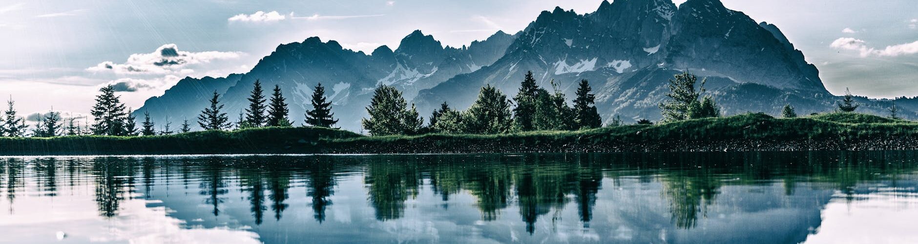 **"גולש ימי שולט בספורט מים מתקדם."**