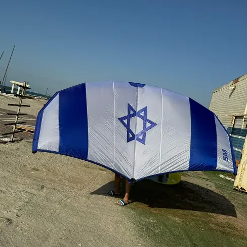 כנף ווינג פויל Super Boards Zion Wing 2.0 בעיצוב דגל ישראל בחוף הים