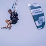 גולש קייט סרפינג מבצע קפיצה באוויר עם מצנח של Ocean Rodeo במהלך קורס ב-Surf Cycle