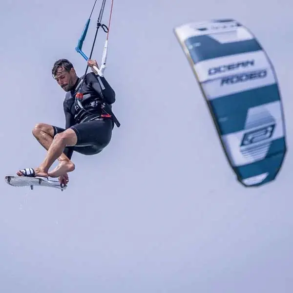 גולש קייט סרפינג מבצע קפיצה באוויר עם מצנח של Ocean Rodeo במהלך קורס ב-Surf Cycle