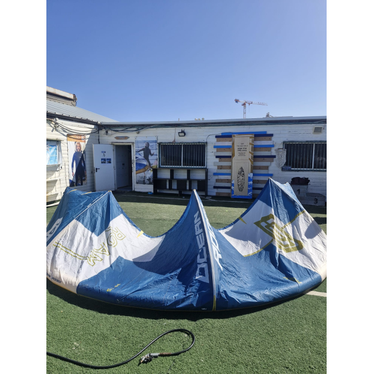 קייט משומש Ocean Rodeo Roam Aluula 2023 בגודל 14 מטר פרוס על הדשא