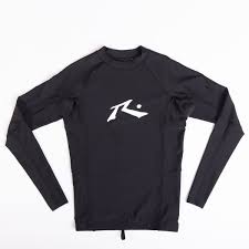 חולצת גלישה שחורה לילדים עם שרוול ארוך ולוגו לבן של המותג Rusty חולצת גלישה שחורה לילדים עם שרוול ארוך ולוגו לבן של המותג Rusty