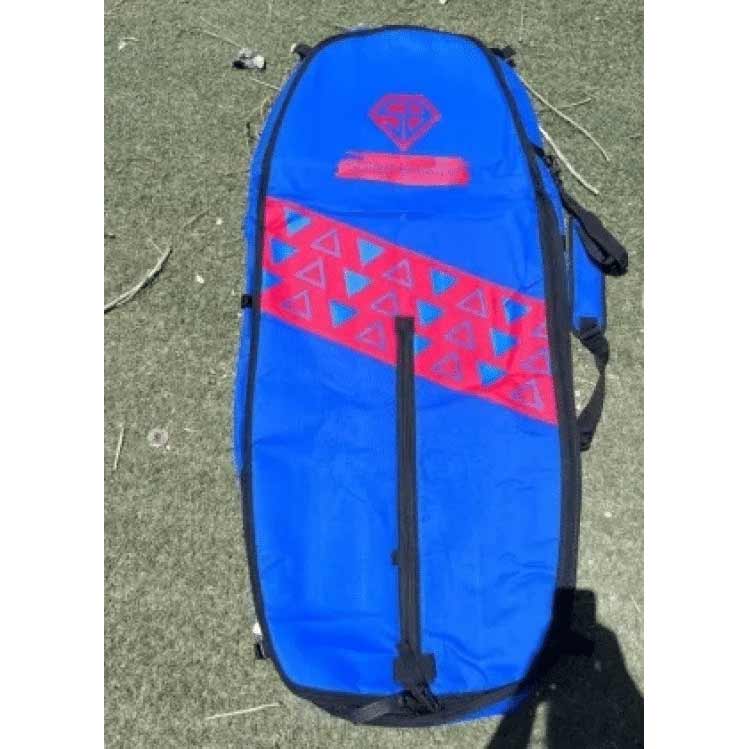 תיק לגלשן פוייל ווינג של Super Boards בצבע כחול עם עיטורים גיאומטריים בצבע ורוד