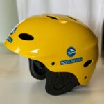 קסדת ספורט ימי צהובה של המותג BG Surfing