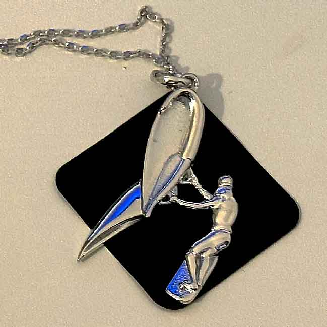 שרשרת כסף עם תליון גולש Wing Foil לזכר עידו אביב ז"ל