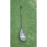 משוט סאפ קרבון מתכוונן משומש של Super Boards על רקע דשא