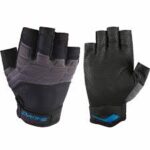 זוג כפפות גלישה שחורות Dakine Covert ללא אצבעות על רקע לבן
