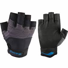 זוג כפפות גלישה שחורות Dakine Covert ללא אצבעות על רקע לבן