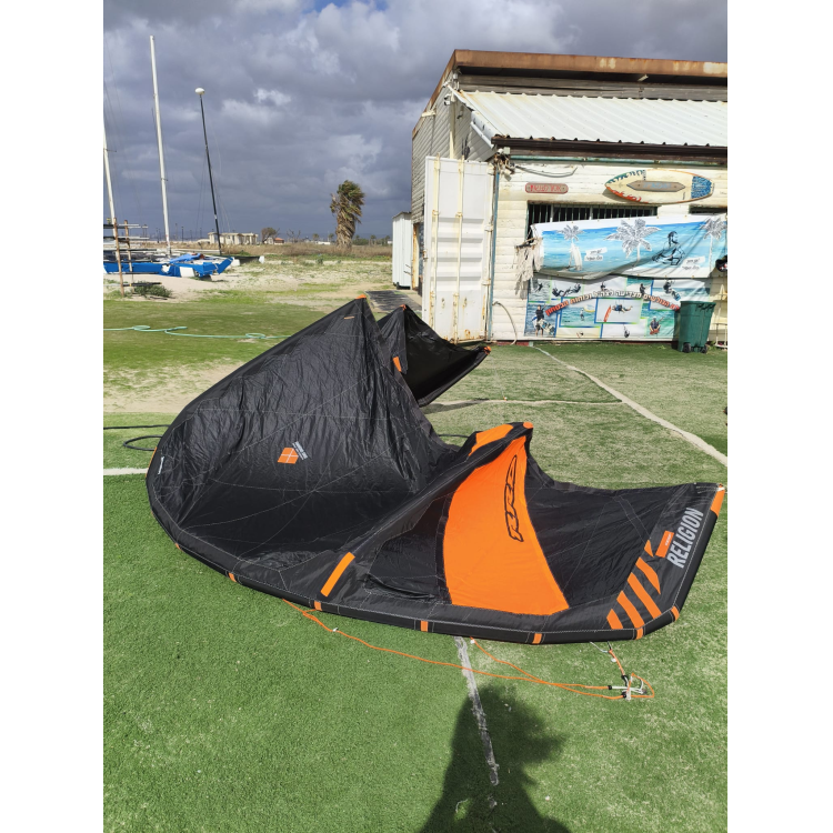 קייט גלים משומש RRD Religion 9 מטר בצבע שחור וכתום על הדשא