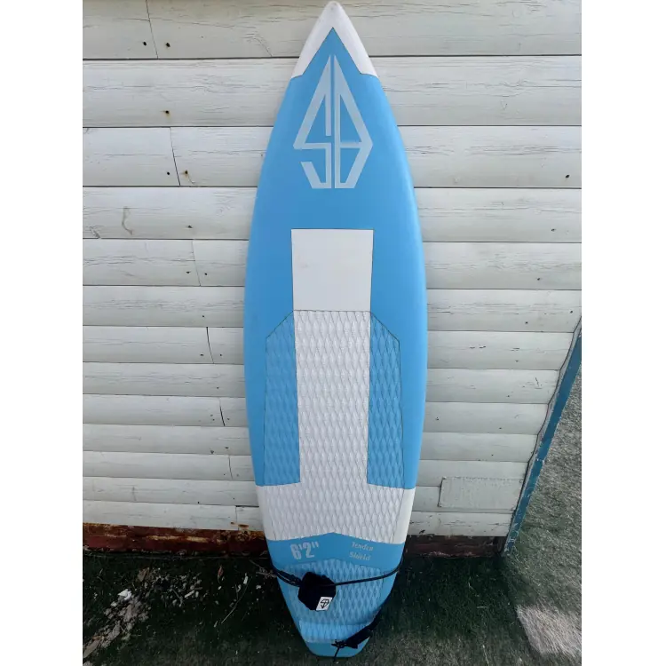 גלשן גלים יד 2 Tender Shield Pro בגודל 6'2" בצבע תכלת עם גריפ לבן