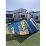 קייט משומש Ocean Rodeo Rise A-Series 9m בצבע כחול-צהוב על הדשא