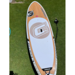 סאפ גלים משומש Coreban Pure 8'0 במבנה עץ על משטח דשא