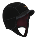 כובע ניאופרן שחור לגלישה מדגם Manera Seafarer על רקע לבן